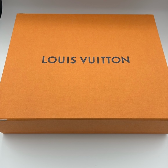 Louis Vuitton Reversible Wool & Silk Muffler Scarf 🧣in box - Picture 14 of 14